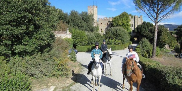 Drei Reiter vor Schloss
