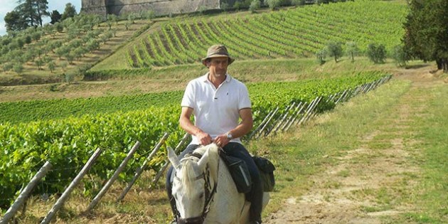 Reiter mit Pferd vor Schloss