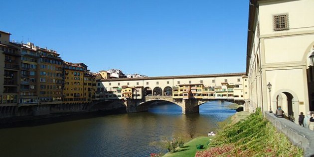 Fluss mit Brücke im Hintergrund